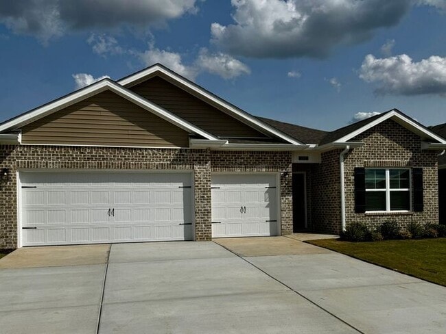 Building Photo - THREE CAR GARAGE in Resort Community