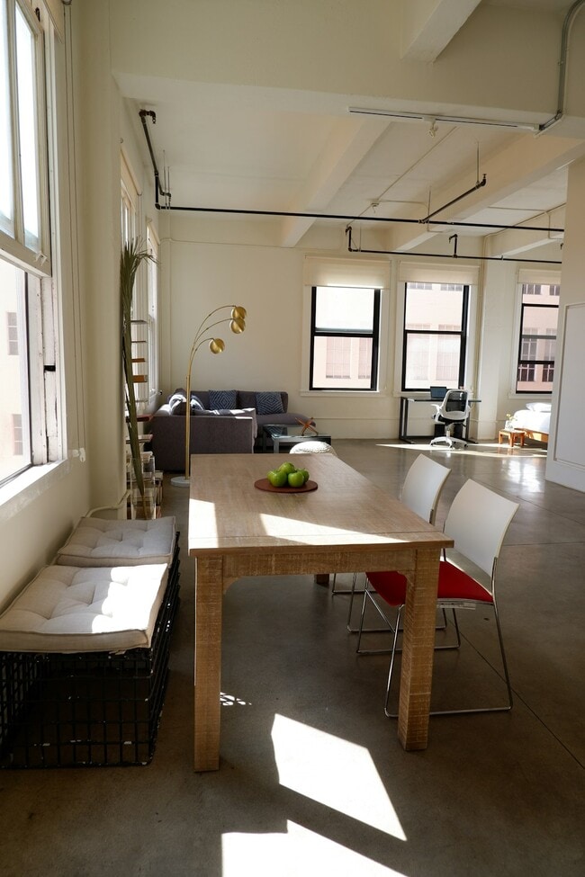 Building Photo - 738 S Los Angeles St Rental
