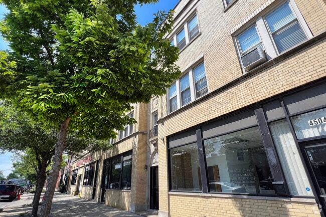 Building Photo - 4500 W Fullerton Ave Unit 2 Rental