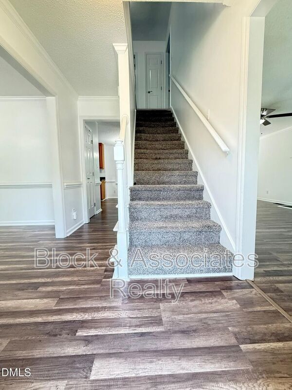 Photo - 401 Holly Berry Ln