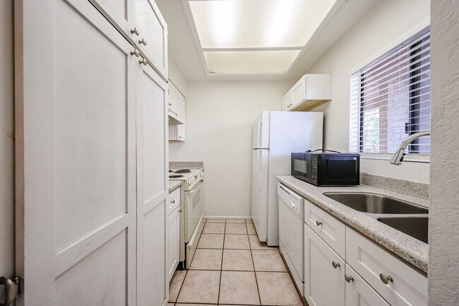 Photo - Centrally located and affordable in Woodla... Unidad 110 Rental