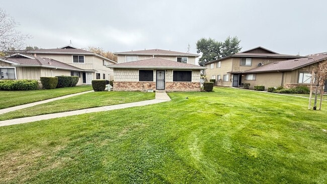 Building Photo - Muust See - Comfortable & Convenient 2-Bedroom Home You’ll Love