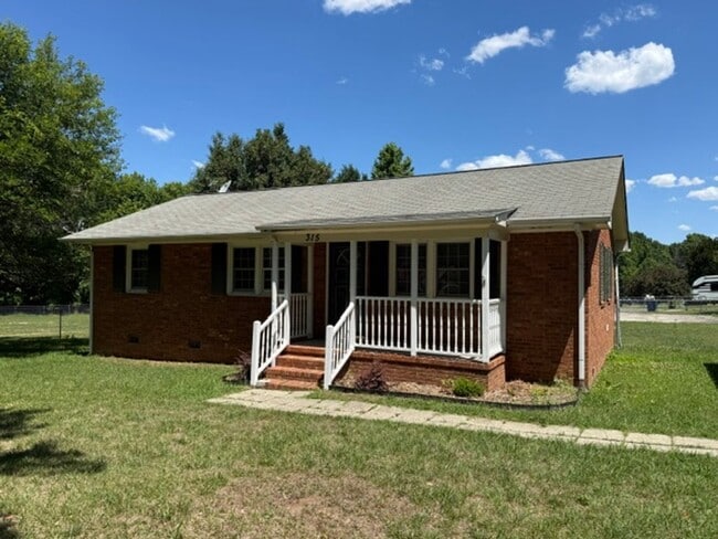 Building Photo - Three bedroom, 1 bath brick ranch in Liberty