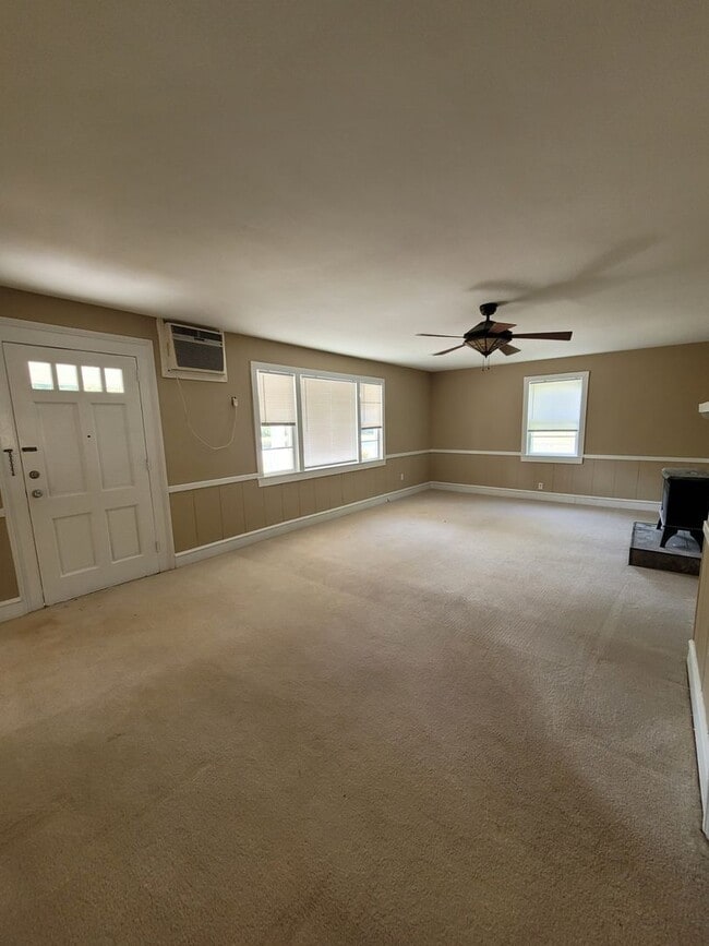 Photo - Madison Co. –3Bedroom, 1 Bathroom- Comer, GA – QUIET NEIGHBORHOOD – HOME SITS ON BEAUTIFUL CORNER...