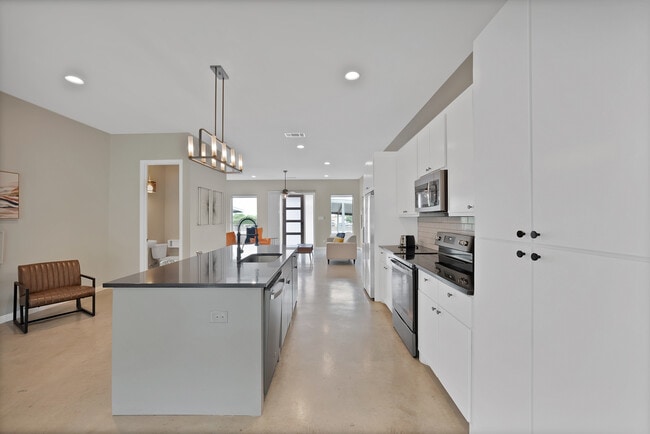 Photo - 4635 Calmont Ave