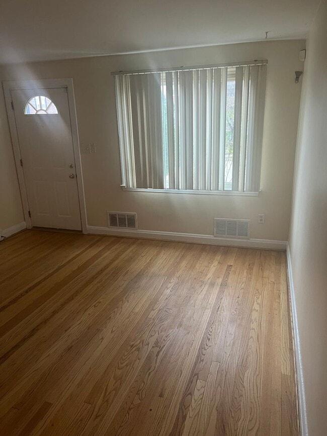 Photo - 3bed 1.5 Bathroom Townhome located 4353 Ro...