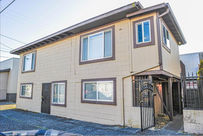 Building Photo - 121 N Wasson St