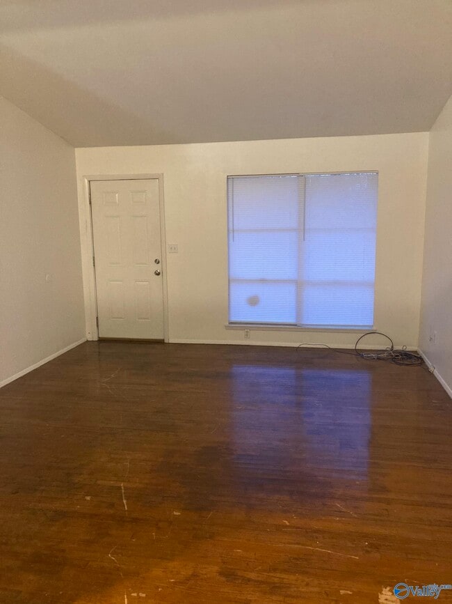 Photo - 702 Mastin Lake Rd NE