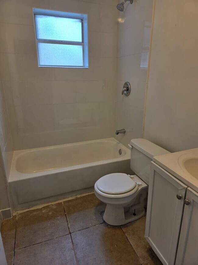 Photo - 1633 W 28th St