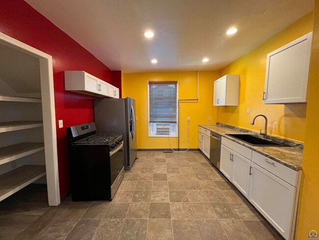 Photo - 401 Constitution St