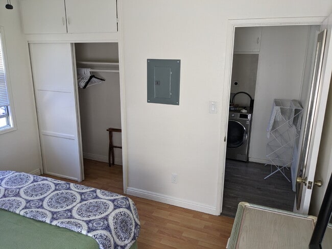 Building Photo - Beachy, Upgraded 1 Bed / 1 Bath – Just 49 ... Rental