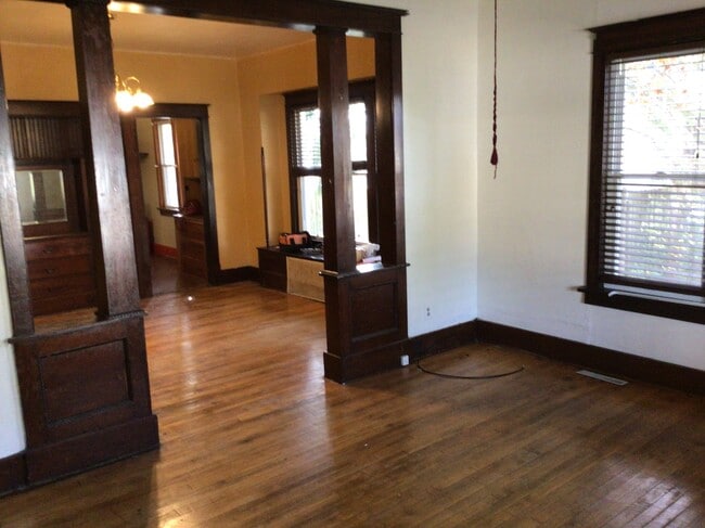Photo - 505 E May St