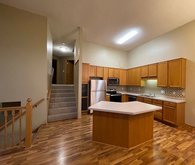 Main floor kitchen - 15115 Cimarron Ct