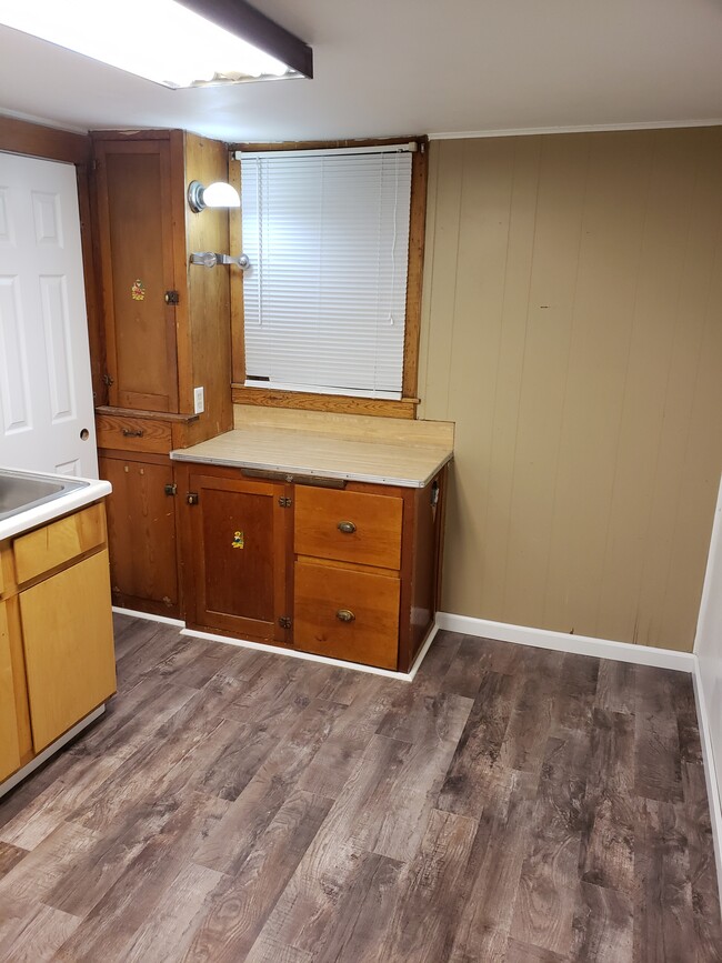 Kitchen-NEW floors - 1915 Seymour Ave Casa Adosada