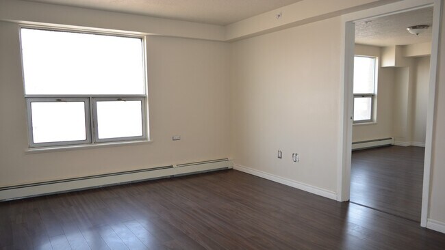 Photo - 570-570 King St W Unit 201