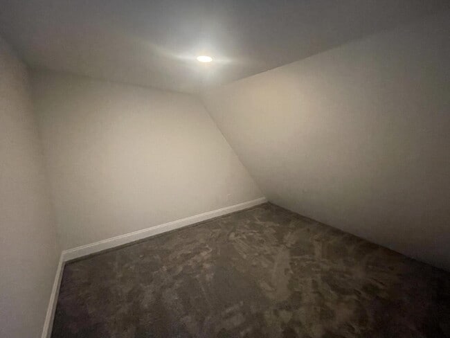 Building Photo - "Spacious 5-Bedroom Gem with 2 Full Baths ...