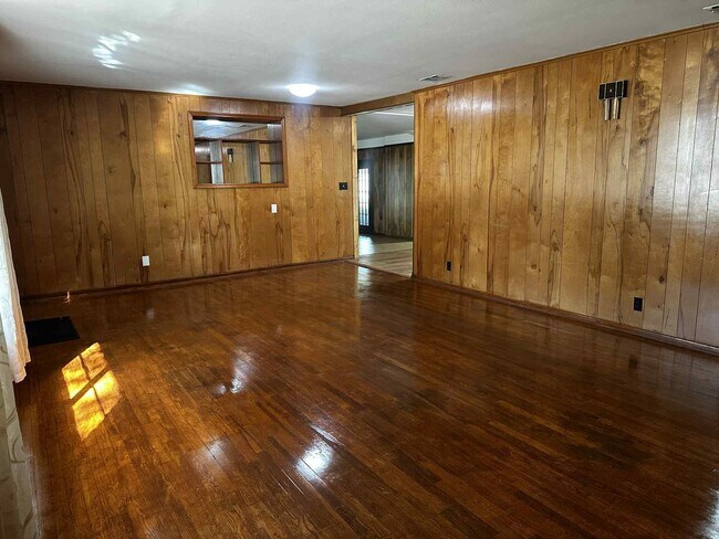 Photo - 421 Corvet St