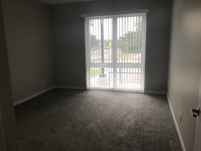 Bedrooms - 1649 N Maple Rd Unit 106