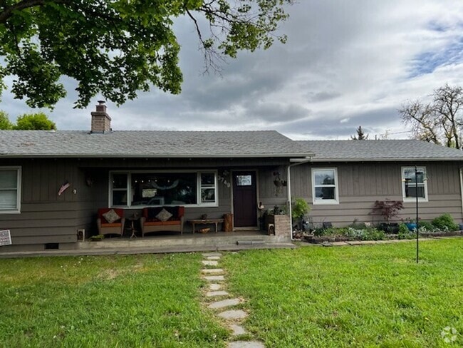 Building Photo - Coming soon - 4 bedroom, 2 bath home near ...