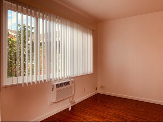 Sala de estar - 10 W Swain Rd