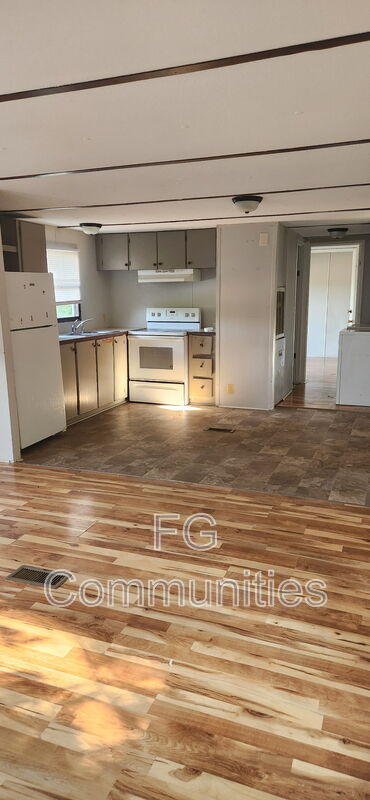 100 2nd Ave SE