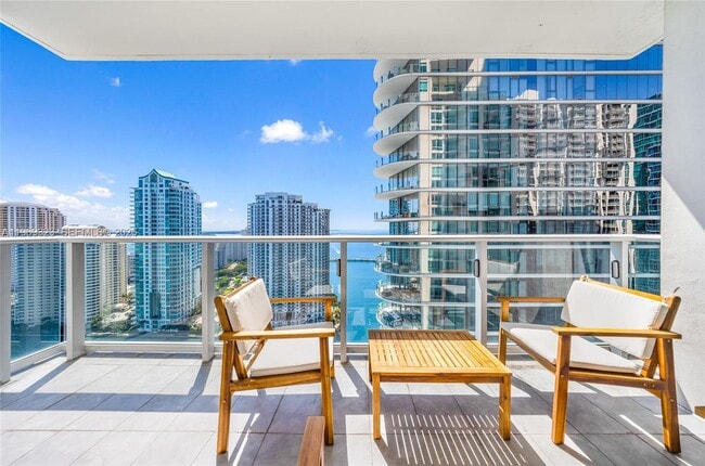 Building Photo - 300 S Biscayne Blvd Unit T-2806