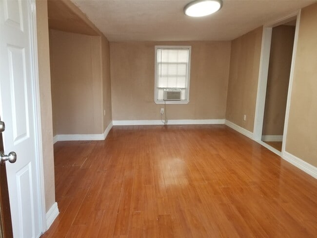 Photo - 4714 Sharon St