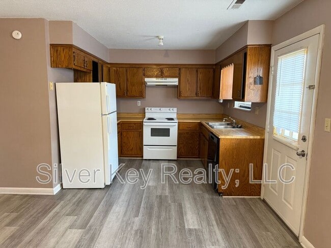 Photo - 823 Englewood Rd