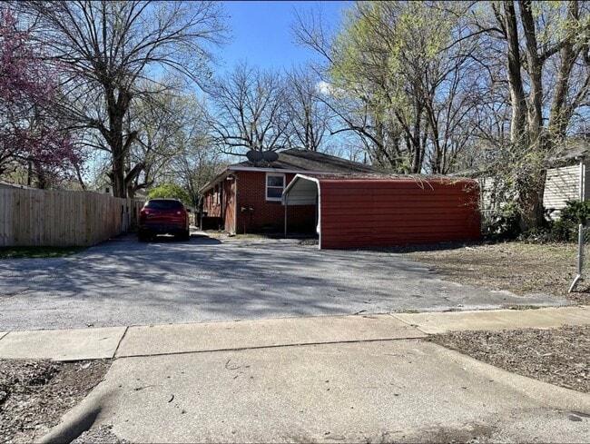 Building Photo - 2 bedroom 1 bath Carport