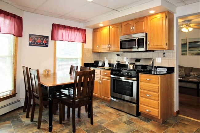 Spacious apartment with eat-in kitchen - 78 Elm St Apartments