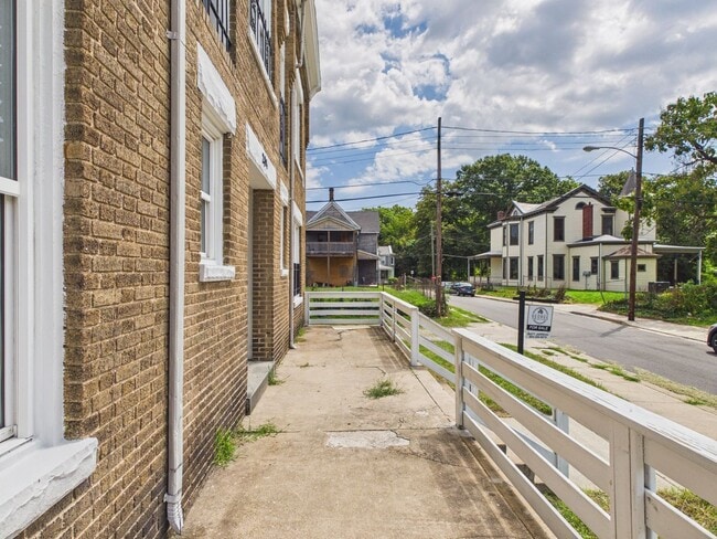 Photo - 204 Wellford St Unit Apartment B