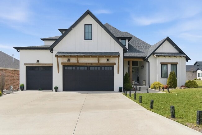 Building Photo - 703 S Hickory Dr