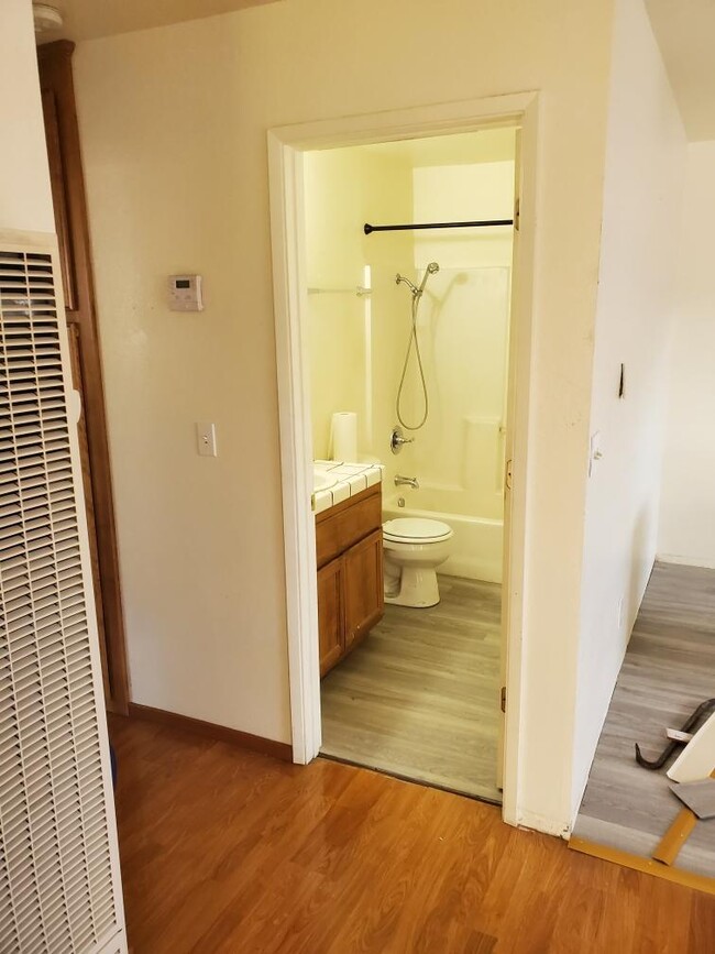 BAÑO - 16245 Keith Way