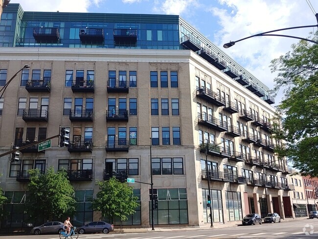 Building Photo - 1645 W Ogden Ave Unit 625 Rental