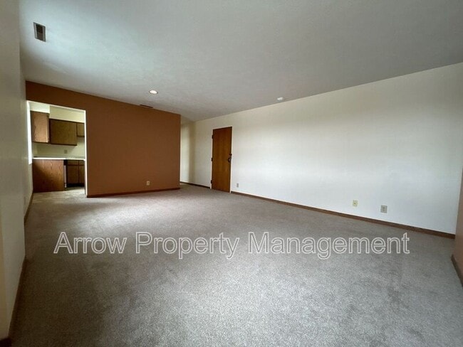 Photo - 208 E 5th St