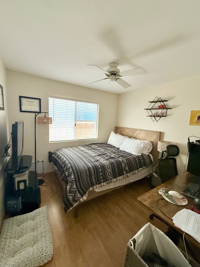 Building Photo - 13940 Barrymore St