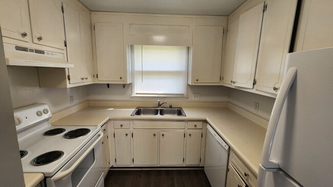 Photo - 4424 Bonnell Dr NW Apartments Unit C