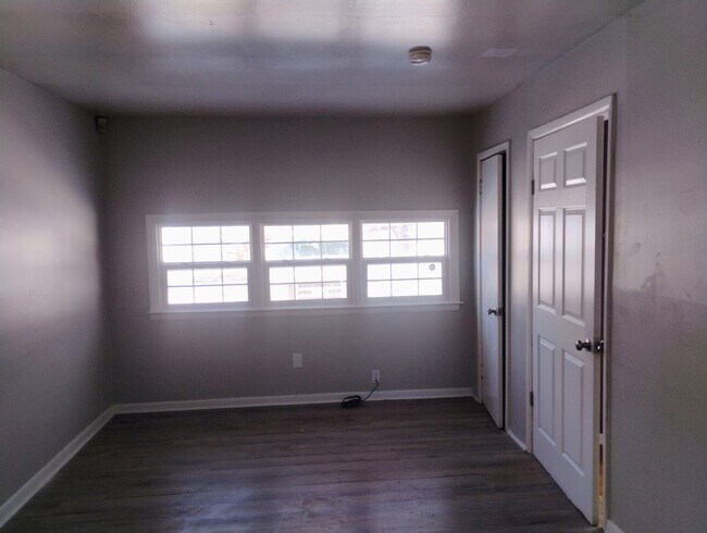 Photo - 2665 E 8th St N