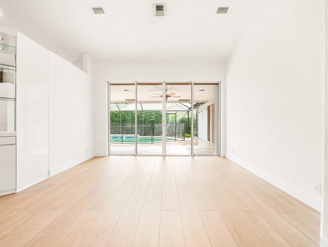 Photo - 833 Heron Rd