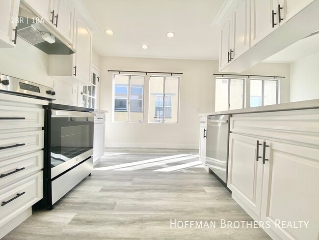 Building Photo - 441 1/2 N Hayworth Ave -A Unit A