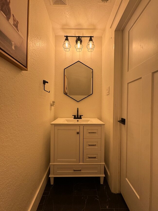 Medio baño en la planta baja - 12710 Clearwater Cv