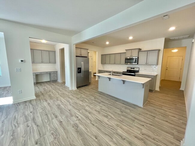 Photo - 104 Lorcan Ln
