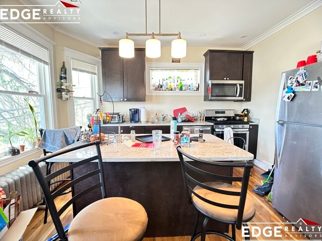 Building Photo - 5 Glenley Ter Unit 2