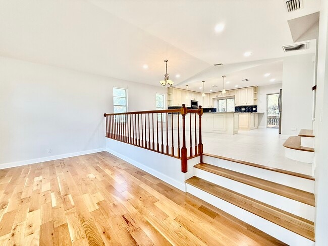 Photo - 957 Weathersfield Dr