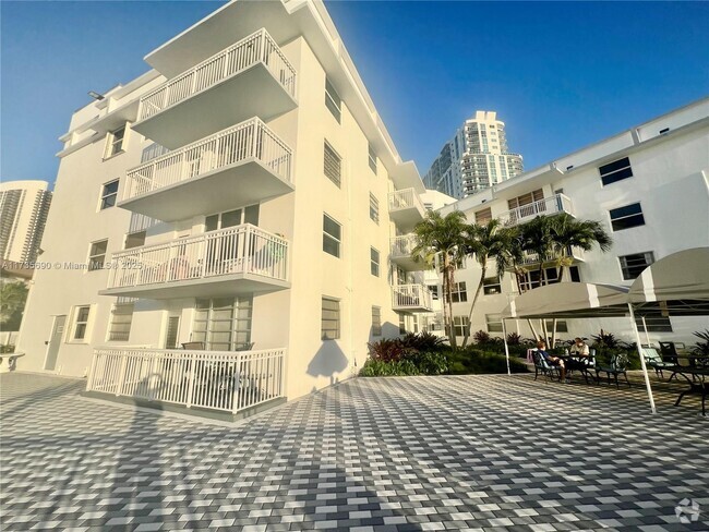 Building Photo - 1913 S Ocean Dr Unit 124 Rental