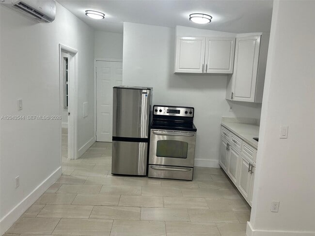 Building Photo - 261 NW 49th St Unit C