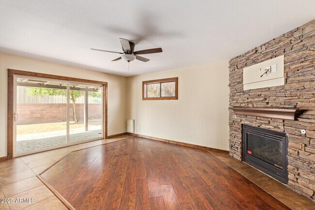 Photo - 319 E Riviera Dr