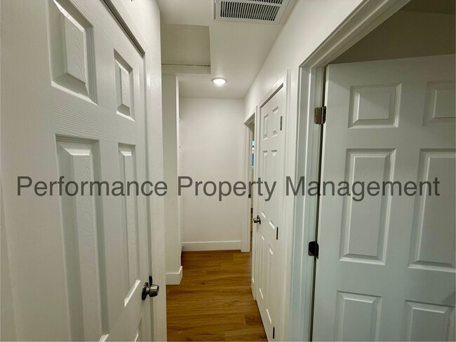 Photo - 3401 Squire Ln Unit B