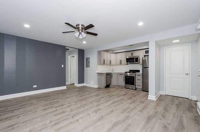 Building Photo - 7606 N Eastlake Ter Unit 2B Rental
