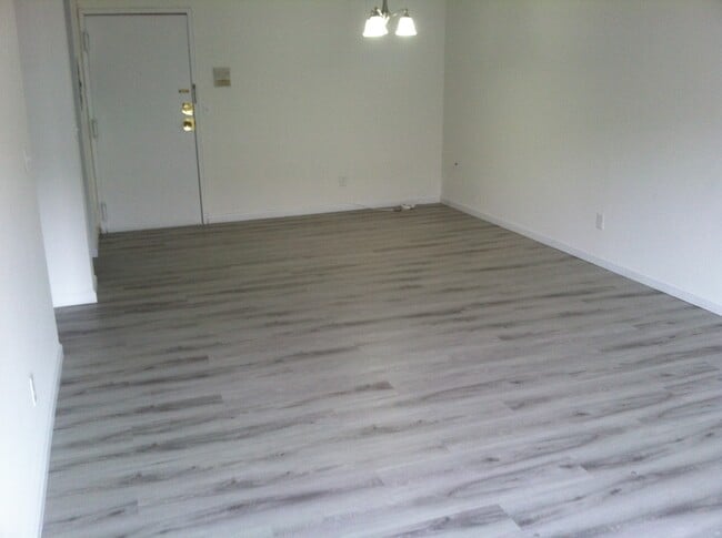 Building Photo - 792 Edgewood Ln Unit B8